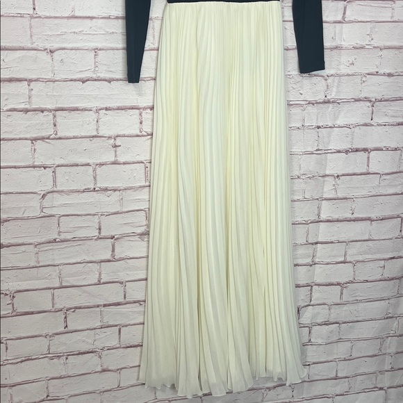 KNT By Kova And T Accordion Pleat Gown in Black & White NWT Medium - Picture 4 of 11